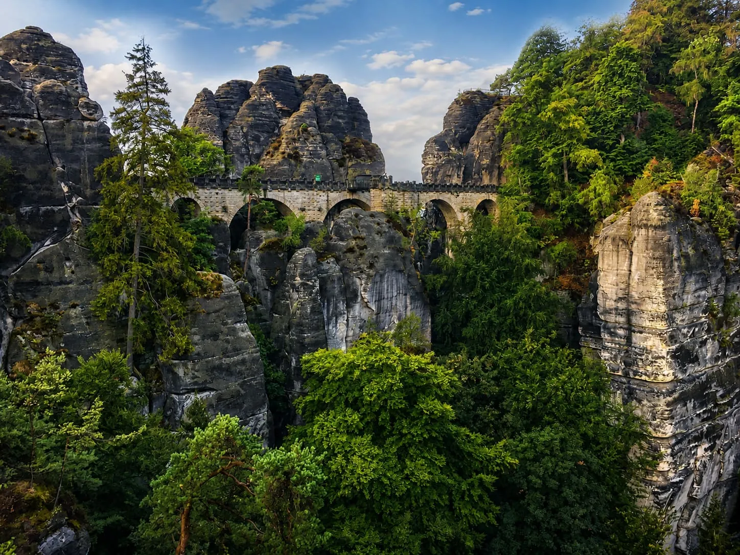 Basteibrücke in der Sächsischen Schweiz im Morgenlicht, ohne Besucher