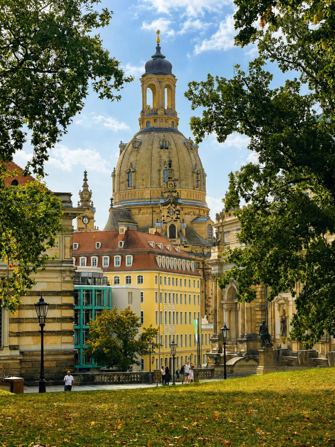 Kuppel der Frauenkirche in Dresden, eingerahmt von Bäumen