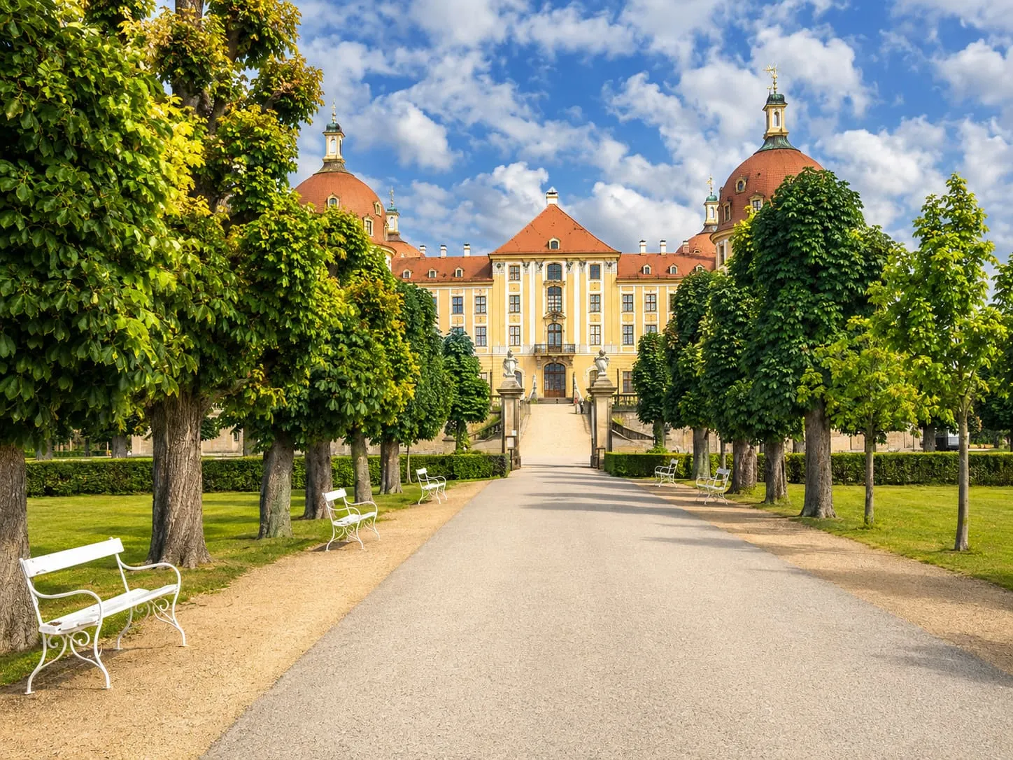 Schloss Moritzburg bei Dresden, Blick durch die Baumallee auf die Barockfassade